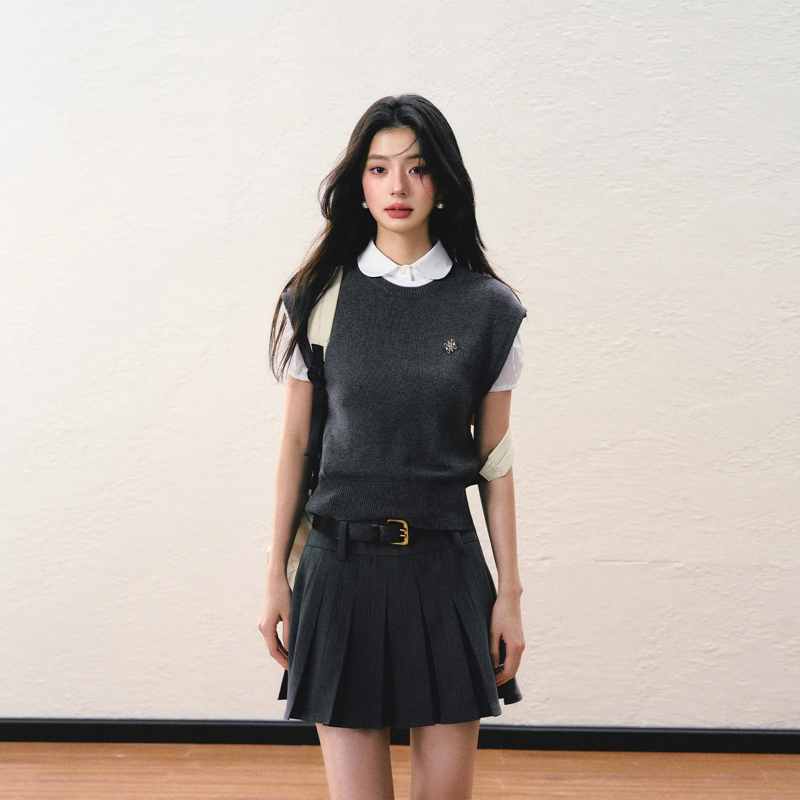 Simple slim vest bottoming shirt college style skirt suit - Image 3
