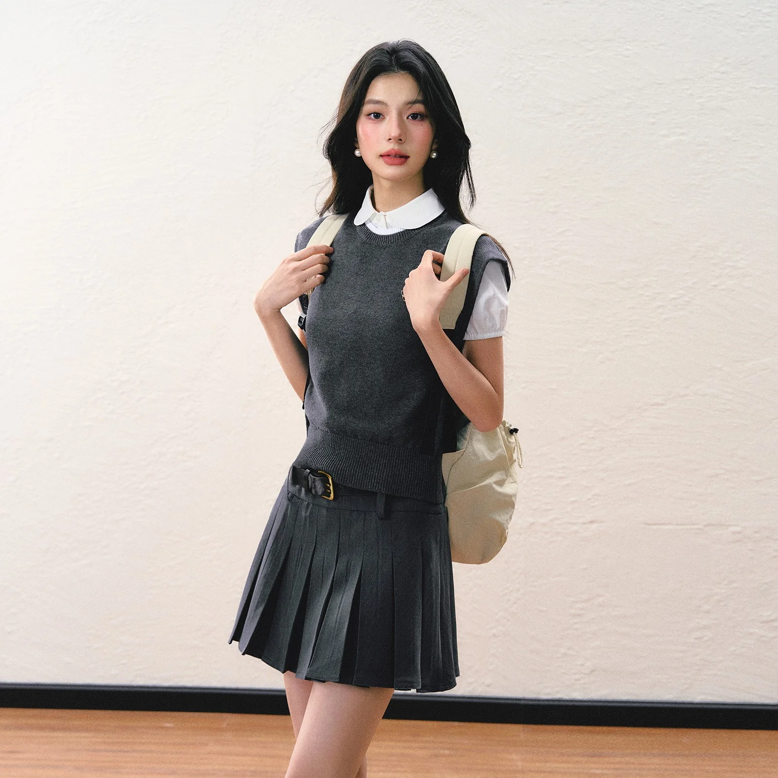Simple slim vest bottoming shirt college style skirt suit - Image 4