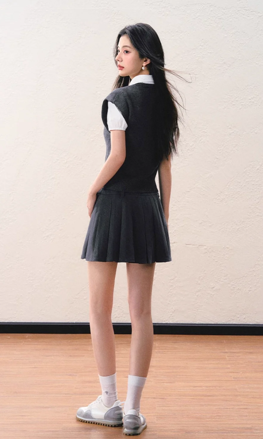 Simple slim vest bottoming shirt college style skirt suit - Image 7