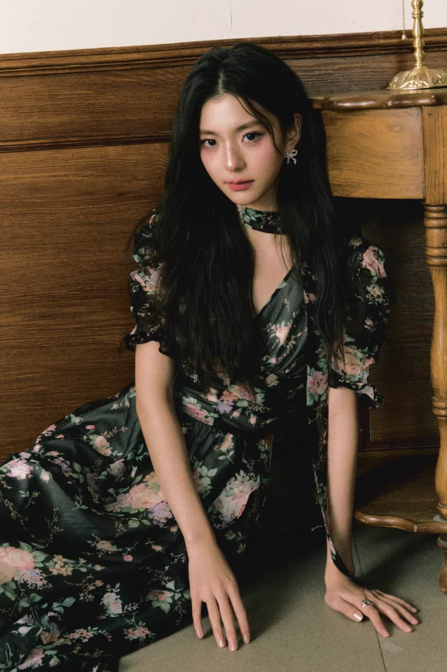 Floral v-neck chiffon dress - Image 9