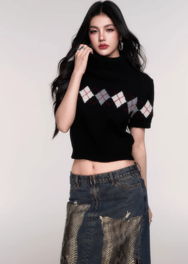 Modern Nerd Cropped Argyle Sweater - Image 4
