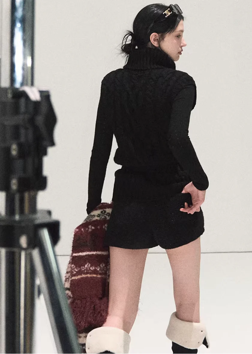 Quiet Cable Layered Knit Vest - Image 13